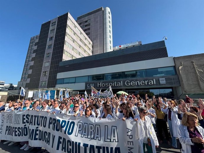 Concentración de médicos frente al Hospital Universitario La Paz