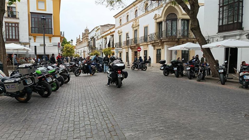 Moteros en calle Porvera, en el centro de Jerez de la Frontera, durante la celebración del Gran Premio de España de MotoGP 2026
