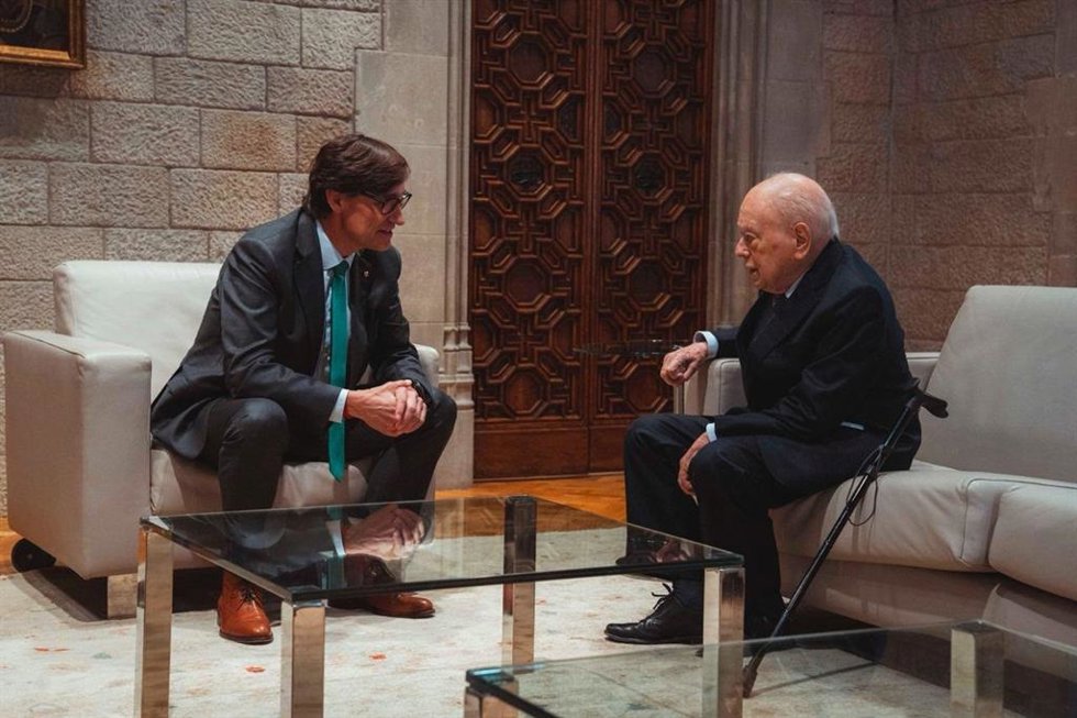 Archivo - El presidente de la Generalitat de Catalunya, Salvador Illa (izq), y el expresidente de la Generalitat de Catalunya, Jordi Pujol (dcha), en una imagen de archivo