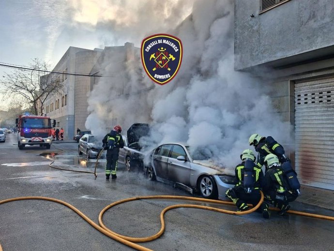 Los Bomberos de Mallorca sofocan un incendio en varios vehículos en Manacor