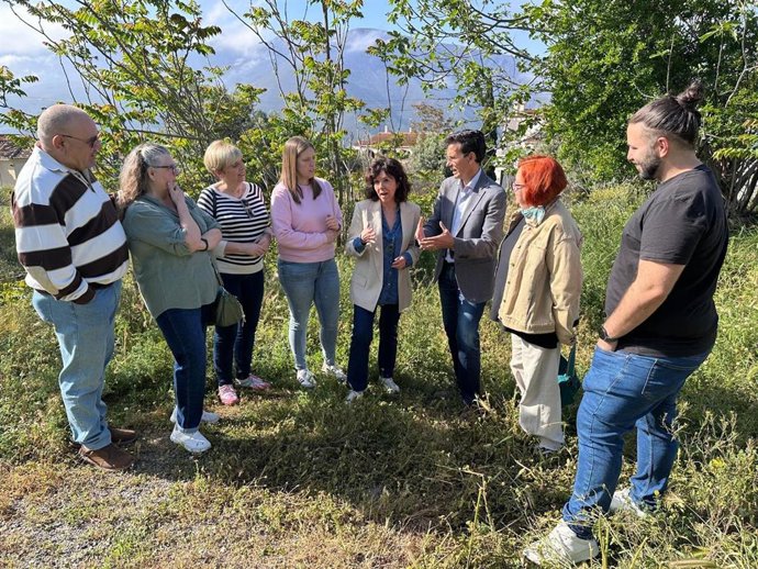 La candidata del PSOE por Granada al Parlamento andaluz, María Ángeles Prieto, junto a los también candidatos Paco Cuenca y Pilar Sánchez y representantes socialistas de zona