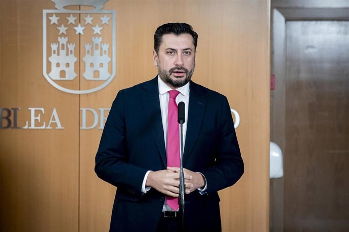 Archivo - El portavoz del PP en la Asamblea, Carlos Díaz Pache, atiende a los medios al término de una sesión plenaria en la Asamblea de Madrid