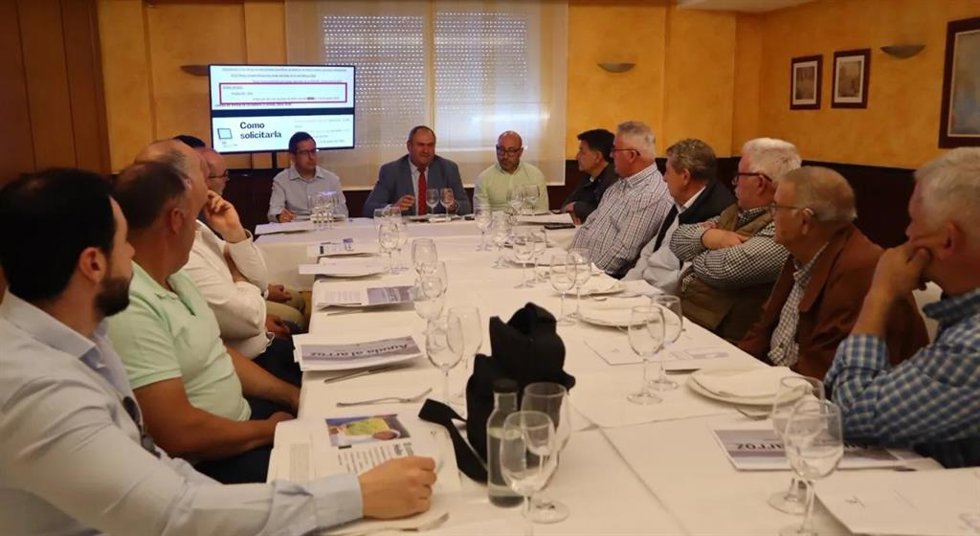 El consejero de Agricultura, Ganadería y Desarrollo Rural, Julián Martínez Lizán, reunido con productores del coto arrocero de Hellín.