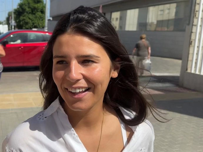 Archivo - Cayetana Rivera, a su salida del hospital en el que está ingresado Roca Rey en Sevilla