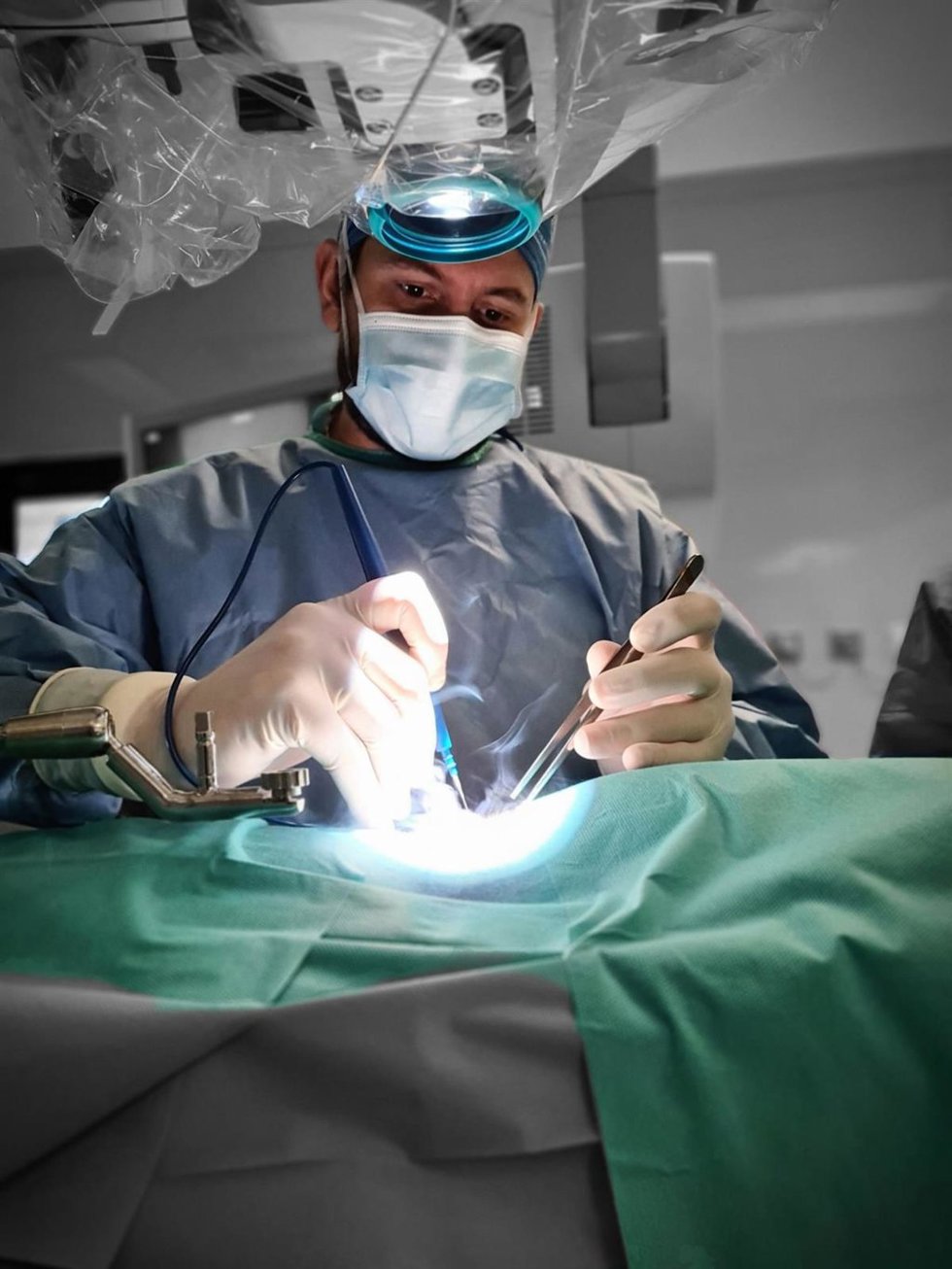 El doctor, Jose Luis Barbeito durante la cirugia