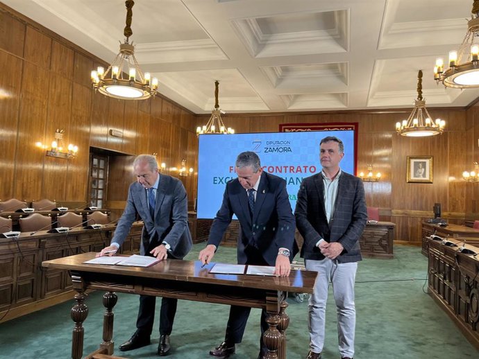 El Director General De Caja Rural, Cipriano García, Y El Presidente De La Diputación De Zamora, Javier Faúndez, Firman El Contrato En Presencia Del Diputado Ramiro Silva.