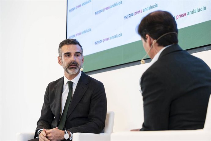 El presidente del PP de Almería y candidato a las elecciones andaluzas, Ramón Fernández-Pacheco, participa en un coloquio de los desayunos de Europa Press Andalucía en la sala Varadero de la Autoridad Portuaria. 