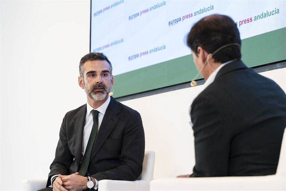 El presidente del PP de Almería y candidato a las elecciones andaluzas, Ramón Fernández-Pacheco, participa en un coloquio de los desayunos de Europa Press Andalucía en la sala Varadero de la Autoridad Portuaria. 