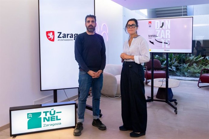 La concejal de Juventud del Ayuntamiento de Zaragoza, Ruth Bravo, y el educador y antropólogo Luis de la Torre