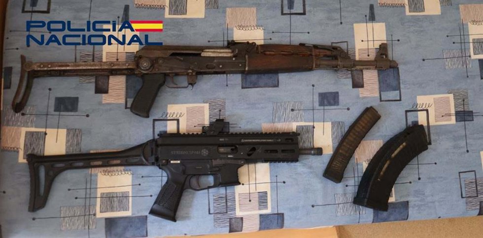 Armas incautadas a los detenidos por el tiroteo en la barriada de San Roque de Badajoz.