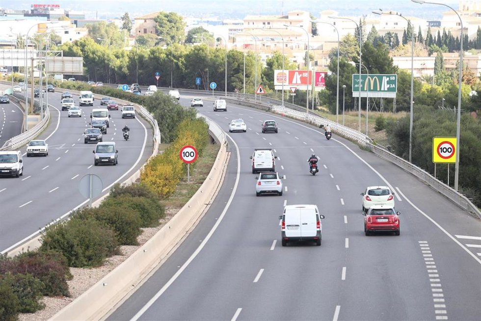 Archivo - Vehículos circulando por la Via de Cintura (Ma-20), con la señalización de velocidad máxima a 100 km/h.