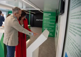Rafael Martínez y Matilde Esteo, en el aula ambiental 'EducaBus', durante su visita a Palma del Río.