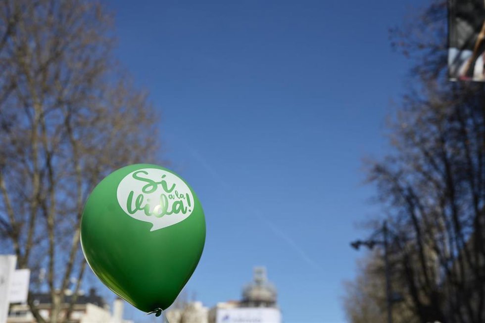 Archivo - Globos verdes de 'Sí a la vida' durante la marcha ‘Sí a la vida’ 2023, en la Plaza de Cibeles, a 12 de marzo de 2023, en Madrid (España)