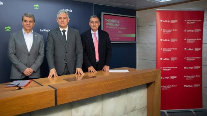 El consejero de Cultura, Turismo, Deporte y Juventud, José Luis Pérez Pastor, y el director del Observatorio Global del Español, Francisco Moreno, presentan el encuentro ‘¡Háblame, máquina! Oralidad e IA en español’