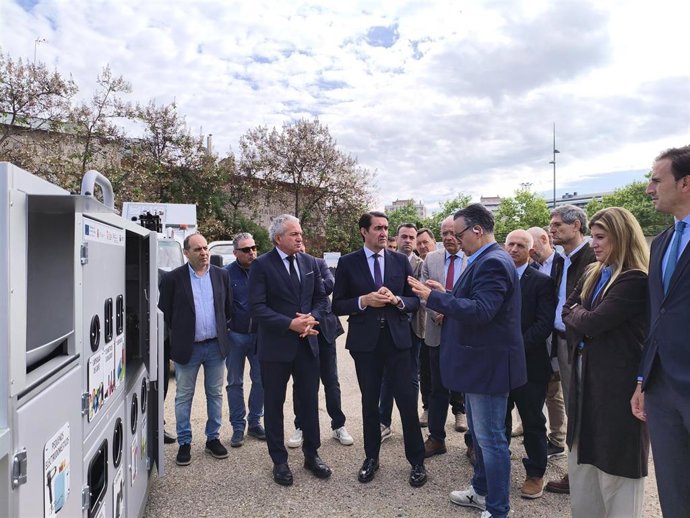 El delegado del Gobierno en Castilla y León, Nicanor Sen, y el consejero de Medio Ambiente, Vivienda y Ordenación del Territorio, Juan Carlos Suárez-Quiñones, en el acto de entrega de puntos limpios móviles y vehículos eléctricos a entidades locales.
