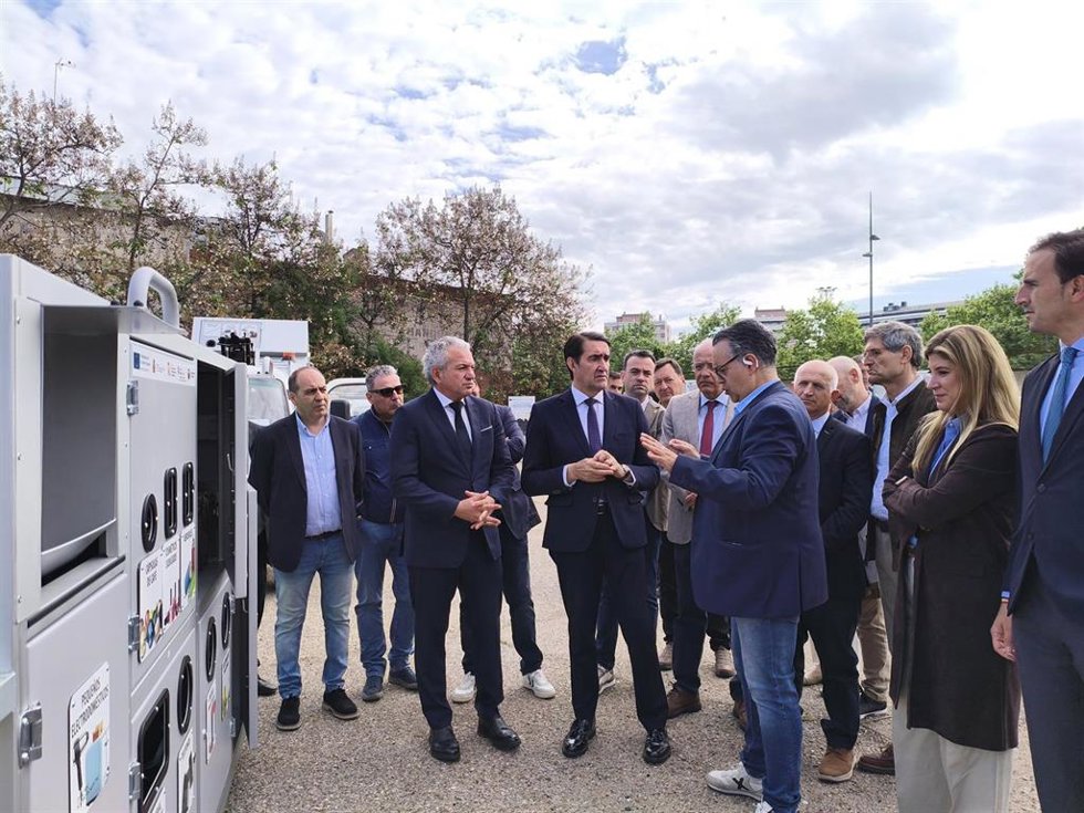 El delegado del Gobierno en Castilla y León, Nicanor Sen, y el consejero de Medio Ambiente, Vivienda y Ordenación del Territorio, Juan Carlos Suárez-Quiñones, en el acto de entrega de puntos limpios móviles y vehículos eléctricos a entidades locales.