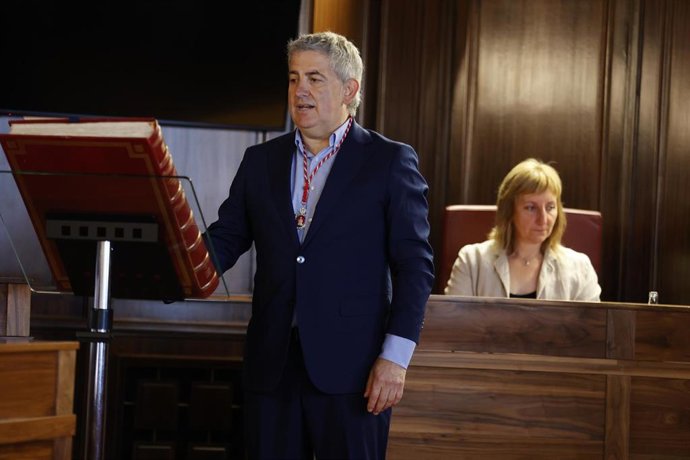 El nuevo alcalde de Soria, Javier Antón, toma posesión de su cargo, a 27 de abril de 2026, en Soria, Castilla y León (España). Javier Antón sustituirá como regidor a Carlos Martínez, que presentó su dimisión el pasado 13 de abril, tras 20 años como alcald