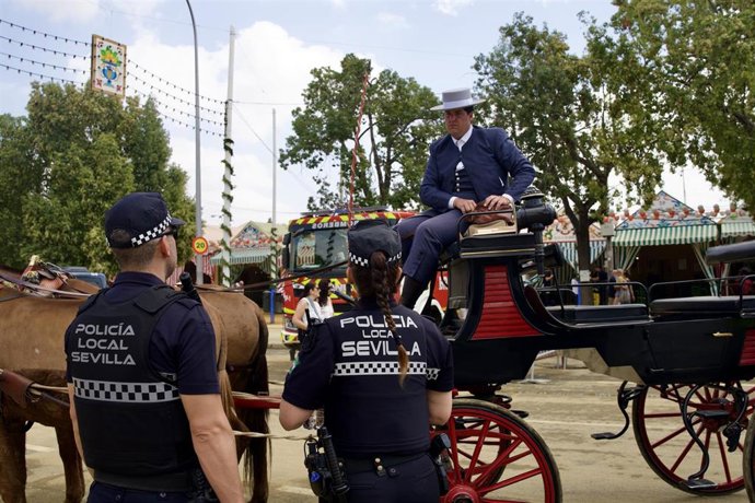 Policías locales en la pasada Feria de Abril, como imagen de recurso.