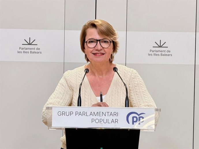 La portavoz adjunta del PP en el Parlament, Marga Durán, en una rueda de prensa.