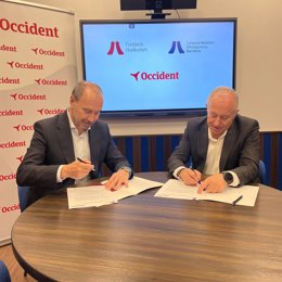 El director territorial Catalunya y Aragón Corredores de Occident, Miguel Cortegano; y el presidente de la Fundación Auditorium y del Colegio de Mediadores de Seguros de Barcelona, Francesc Santasusana