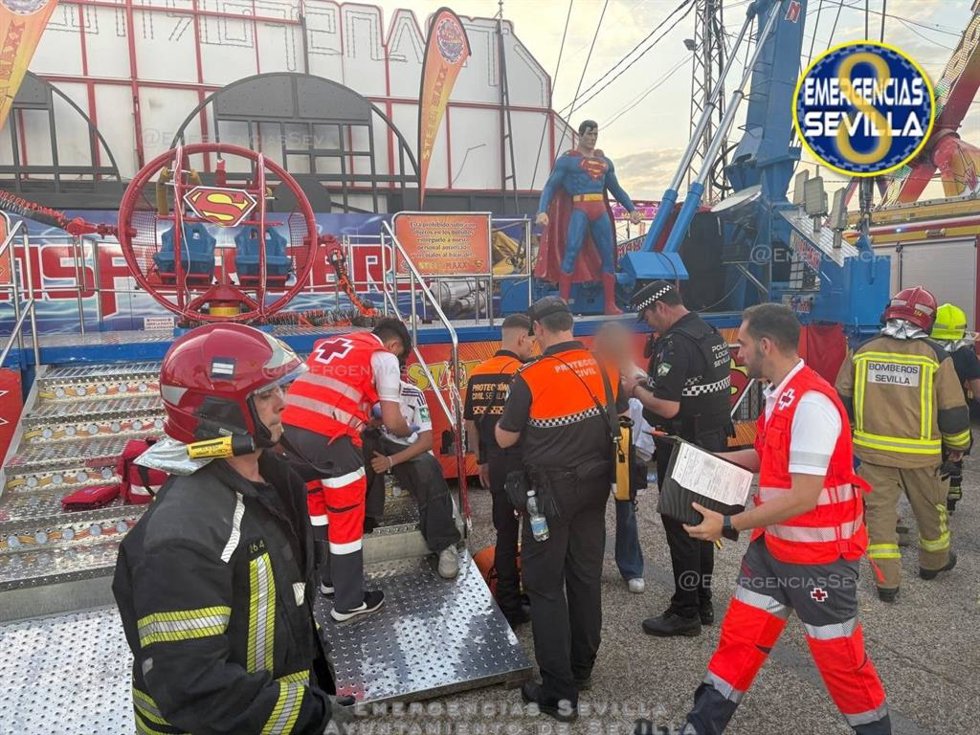 Sanitarios atienden a los heridos tras el accidente en una atracción, conocida como 'tirachinas', de la calle del Infierno.