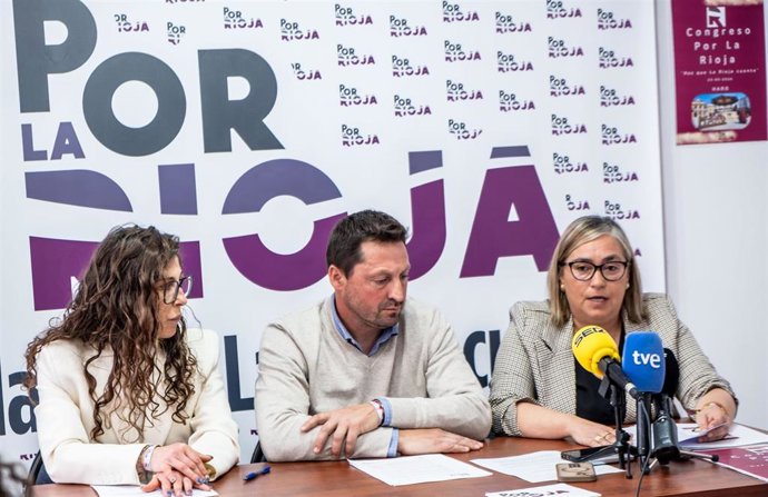 La actual secretaria general del partido, Sonsoles Soriano, junto  al portavoz de Por La Rioja, Miguel Gómez Ijalba, y la secretaria del Comité Local de Haro, Penélope López.