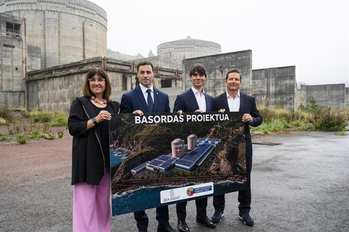 El lehendakari, Imanol Pradales, y la consejera de Alimentación, Desarrollo Rural, Agricultura y Pesca, Amaia Barredo, en la presentación del parque acuícola en las instalaciones de la antigua central de Lemoiz.