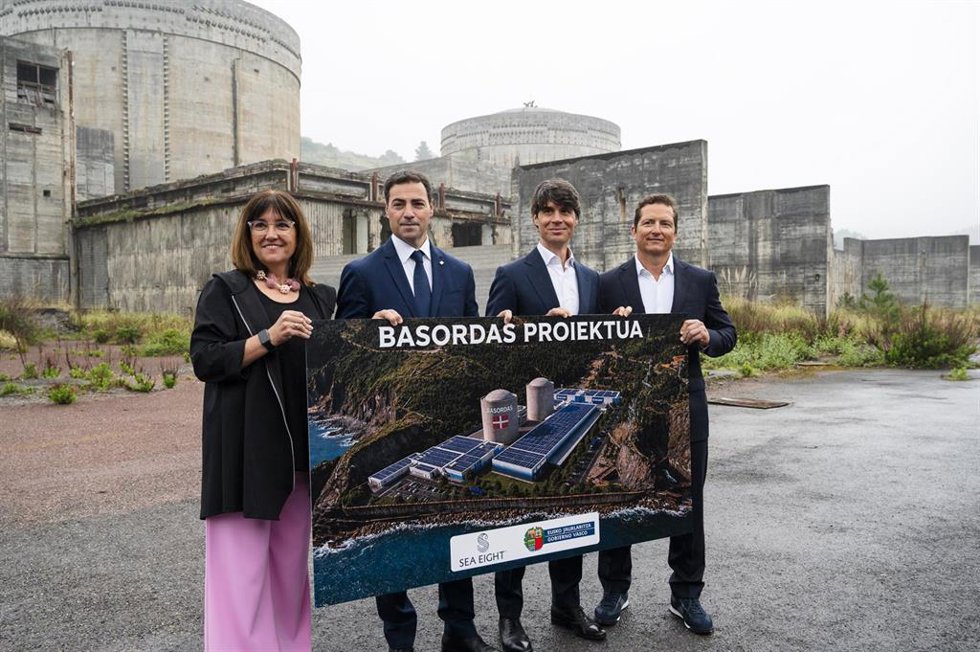 El lehendakari, Imanol Pradales, y la consejera de Alimentación, Desarrollo Rural, Agricultura y Pesca, Amaia Barredo, en la presentación del parque acuícola en las instalaciones de la antigua central de Lemoiz.