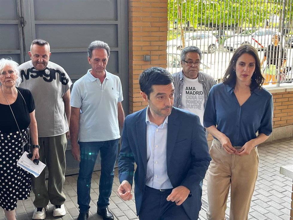 Rita Maestre y Pablo Bustinduy visitan a vecinos del Ensanche de Vallecas