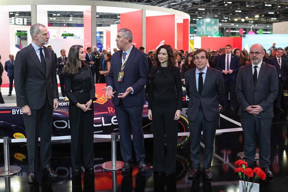 Archivo - (I-D) Los Reyes Felipe VI y Letizia; el presidente del Comité Ejecutivo de Ifema Madrid, José Vicente de los Mozos; la presidenta de la Comunidad de Madrid, Isabel Díaz Ayuso; el alcalde de Madrid, José Luis Martínez-Almeida, y el delegado del G