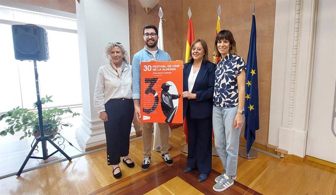 La concejala de Cultura de La Almunia, Marisa Martínez; el director artístico del Festival de Cine de La Almunia (Fescila), Alejandro Aísa; la diputada de Cultura de la DPZ, Charo Lázaro; y la directora de Producción, Carmen Pemán.