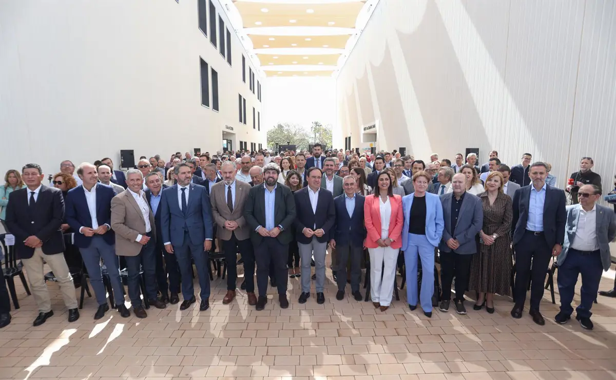 Foto de familia del acto