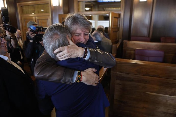El secretario general del PSOE de Castilla y León, Carlos Martínez, felicita con un abrazo al nuevo alcalde de Soria, Javier Antón.