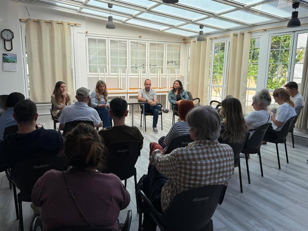 Reunión del Ayuntamiento de Andratx con los comerciantes y vecinos de la zona de la plaza de España.