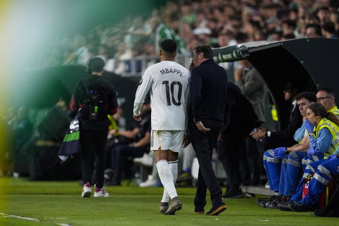 Kylian Mbappé, do Real Madrid, se machucou durante a partida da LaLiga EA Sports, disputada entre o Real Betis e o Real Madrid no estádio La Cartuja, em 24 de abril de 2026, em Sevilha, Espanha.