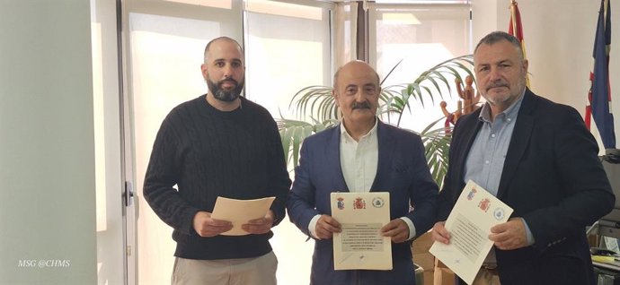 El presidente de la Confederación Hidrográfica del Miño-Sil (CHMS), José Antonio Quiroga; el alcalde del Ayuntamiento de Camponaraya, Eduardo Morán, y el pedáneo de la Junta Vecinal de Magaz de Abajo, Jonathan López, firman un convenio.