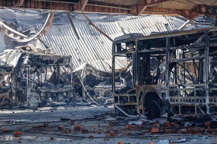 Varios autobuses quemados en las cocheras municipales tras la extinción de un incendio, a 21 de abril de 2026, en Burgos, Castilla y León (España).