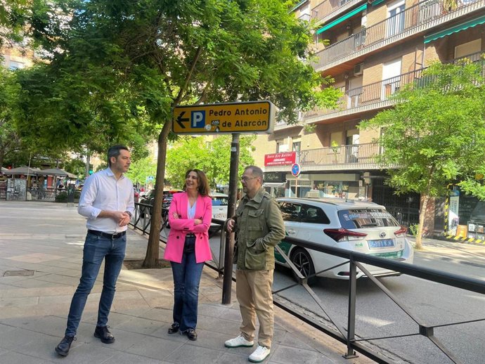 La portavoz del PSOE en el Ayuntamiento de Granada, Raquel Ruz, en la plaza Menorca.