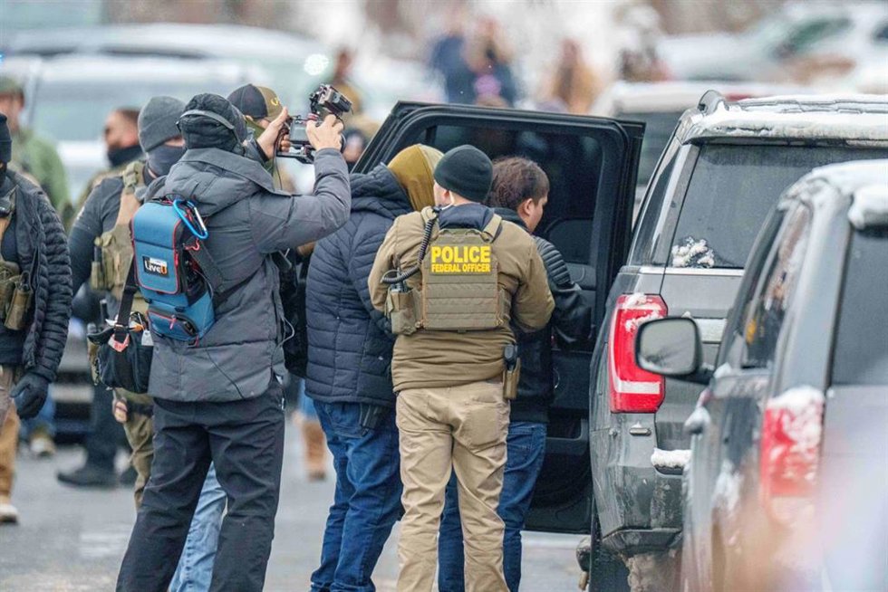 Archivo - Imagen de archivo de agentes del ICE durante una detención en EEUU.