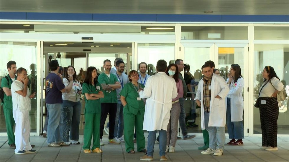 Sanitarios en el Hospital Universitario de Toledo en la jornada de huelga