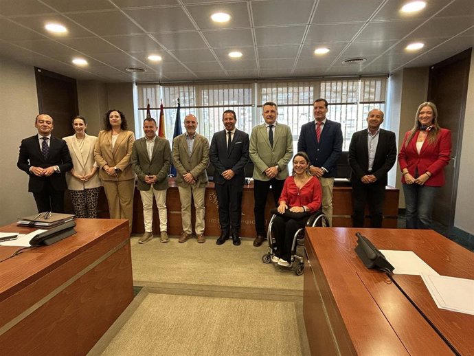 El alcalde de Mula, Juan Jesús Moreno, junto a los miembros de la Comisión de Industria, Trabajo, Comercio y Turismo de la Asamblea Regional.