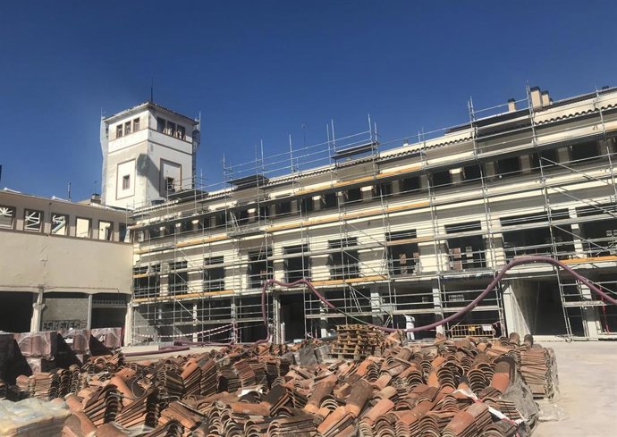Archivo - Exterior de la antigua fábrica Giesa con la emblemática torre al fondo y tejas en primer plano