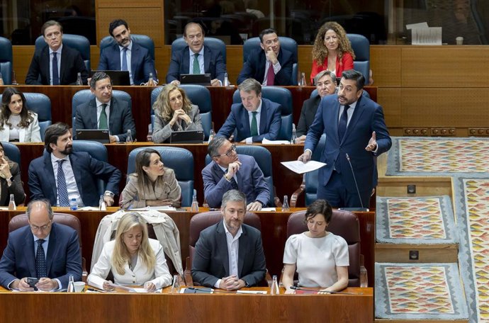 El portavoz del PP, Carlos Díaz-Pache (2 fila, d), durante el Pleno de la Asamblea de Madrid