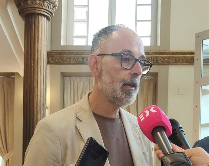 El secretario general de Cultura de la Junta de Extremadura, Francisco Palomino, atiende a los medios en Cáceres