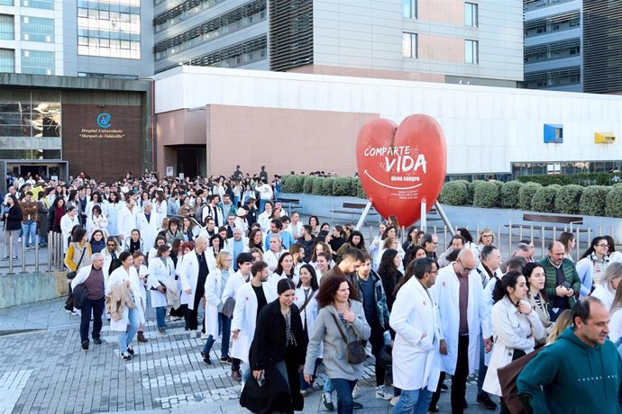 Archivo - Decenas de médicos durante una concentración convocada por el Sindicato Médico contra el Estatuto Marco propuesto por el Ministerio de Sanidad, a 11 de diciembre de 2025, en Santander, Cantabria (España). 