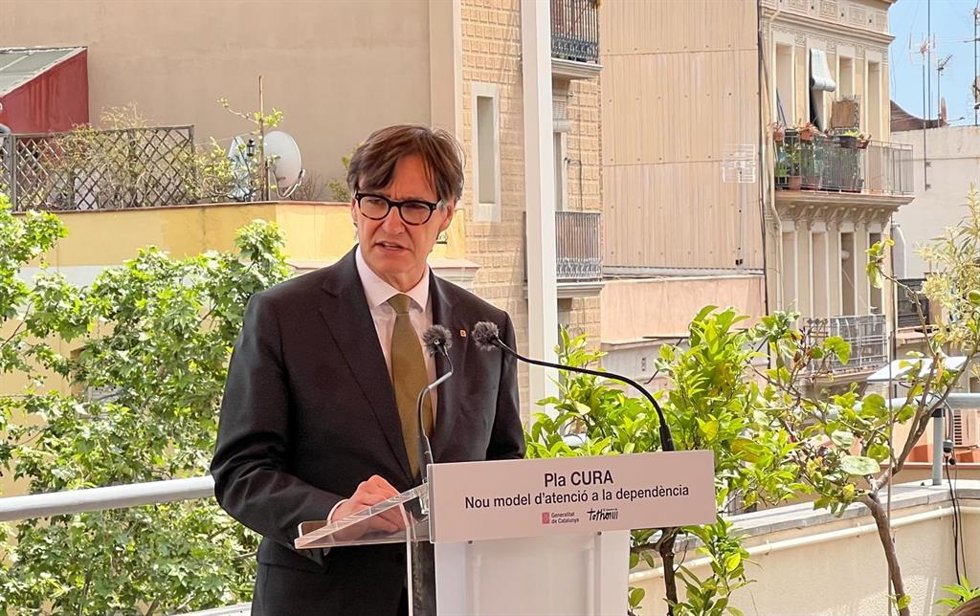El presidente de la Generalitat, Salvador Illa, en un acto en la la residencia y centro de día Gent Gran de Gràcia de Barcelona.