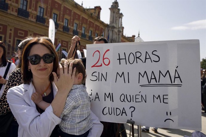 Archivo - Manifestación en Sevilla convocada por el Sindicato Médico Andaluz (SMA) en rechazo del Estatuto Marco que impulsa el Ministerio de Sanidad. Imagen de archivo