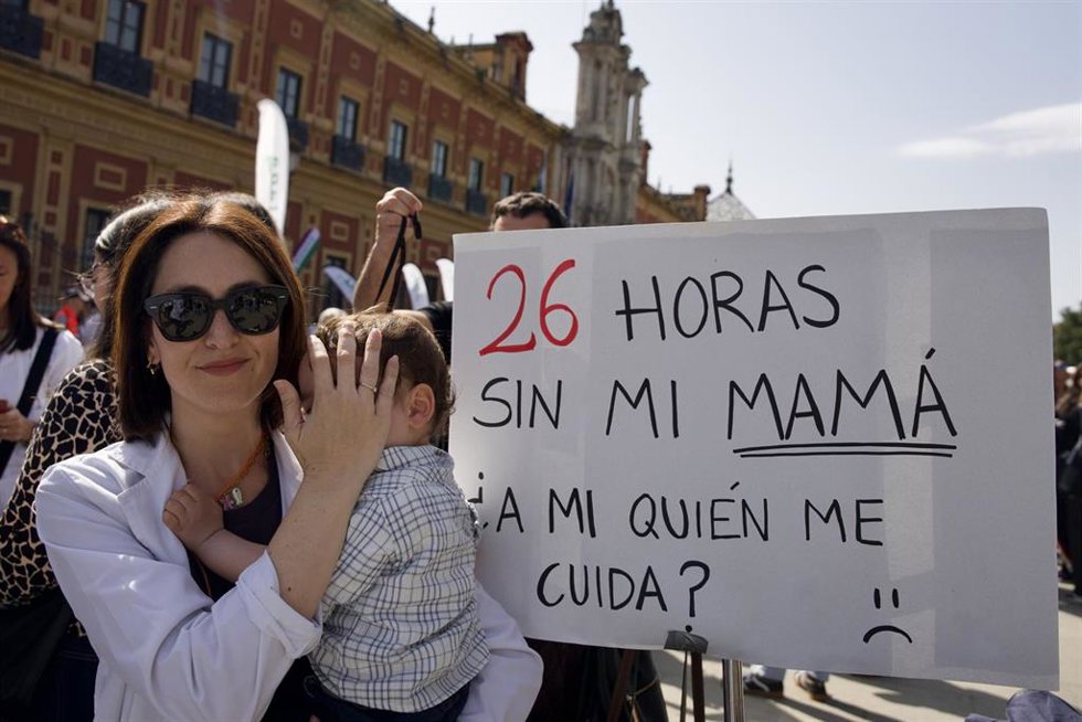 Archivo - Manifestación en Sevilla convocada por el Sindicato Médico Andaluz (SMA) en rechazo del Estatuto Marco que impulsa el Ministerio de Sanidad. Imagen de archivo