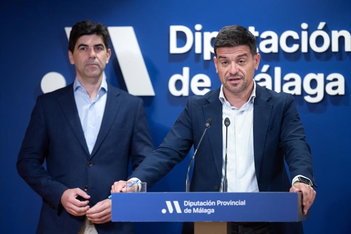 El vicepresidente de la Diputación Cristóbal Ortega presenta los actos del Día de la Cruz junto al alcalde de Coín, Francisco Santos