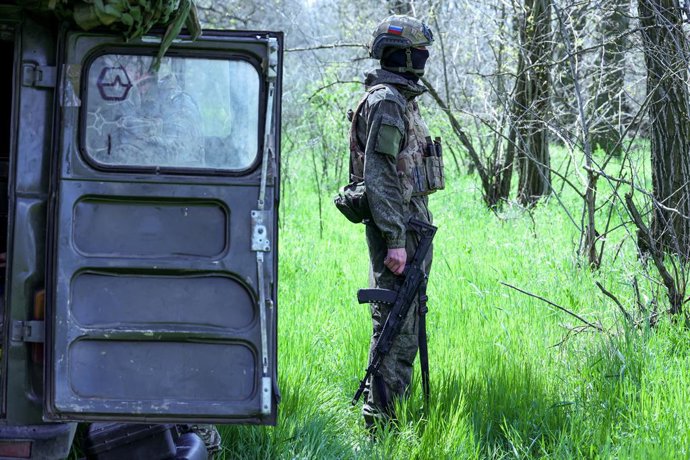 RÚSSIA, REGIÃO DE KHERSON - 22 DE ABRIL DE 2026: Um militar de uma unidade de sistemas aéreos não tripulados do 18º Exército de Armas Combinadas, pertencente ao Grupo de Forças Dnepr da Rússia, monta guarda na zona da operação militar especial